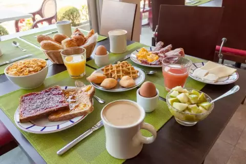 Petit-déjeuner buffet, hôtel Les Bruyères à Castets Petit-déjeuner buffet, hôtel Les Bruyères à Castets